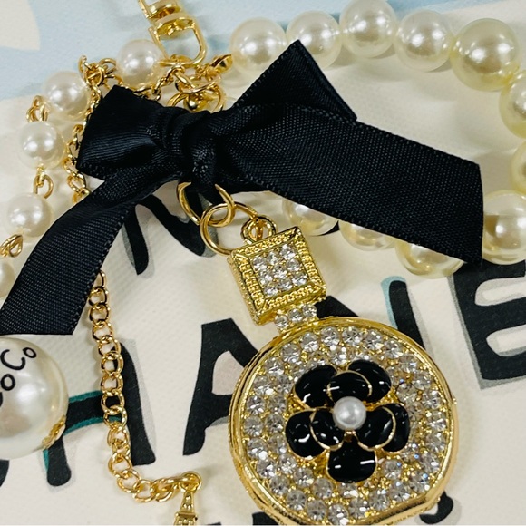 💎NEW! SPECTACULAR CRYSTAL CAMELLIA KEYCHAIN BAG CHARM - Picture 7 of 10